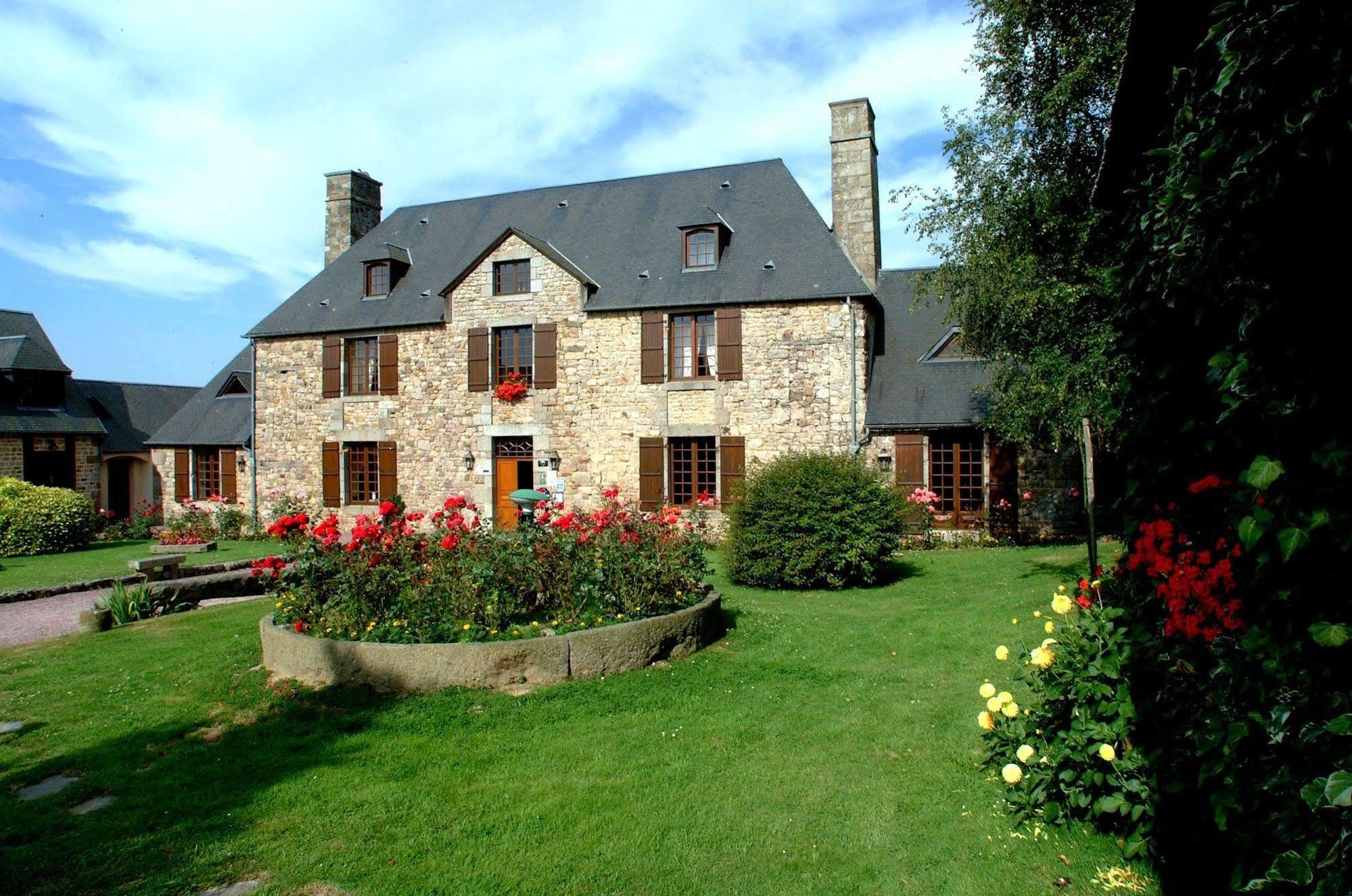 Logis Hotel Restaurant Manoir De L'Acherie Sainte-Cécile エクステリア 写真